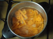 にんじん茹でてます